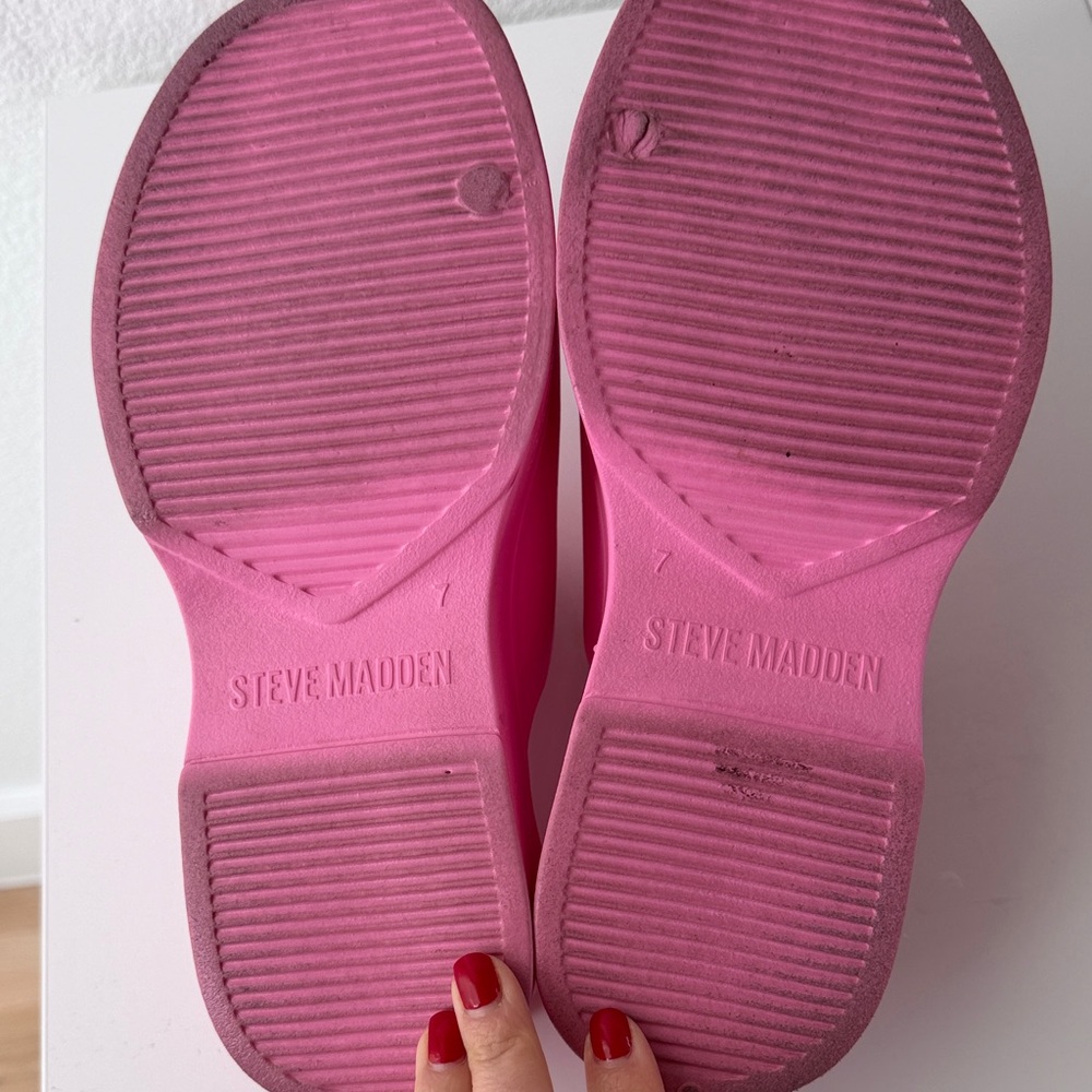 Steve Madden Bold Pink Platform Slides | Size 7 - Picture 4 of 4